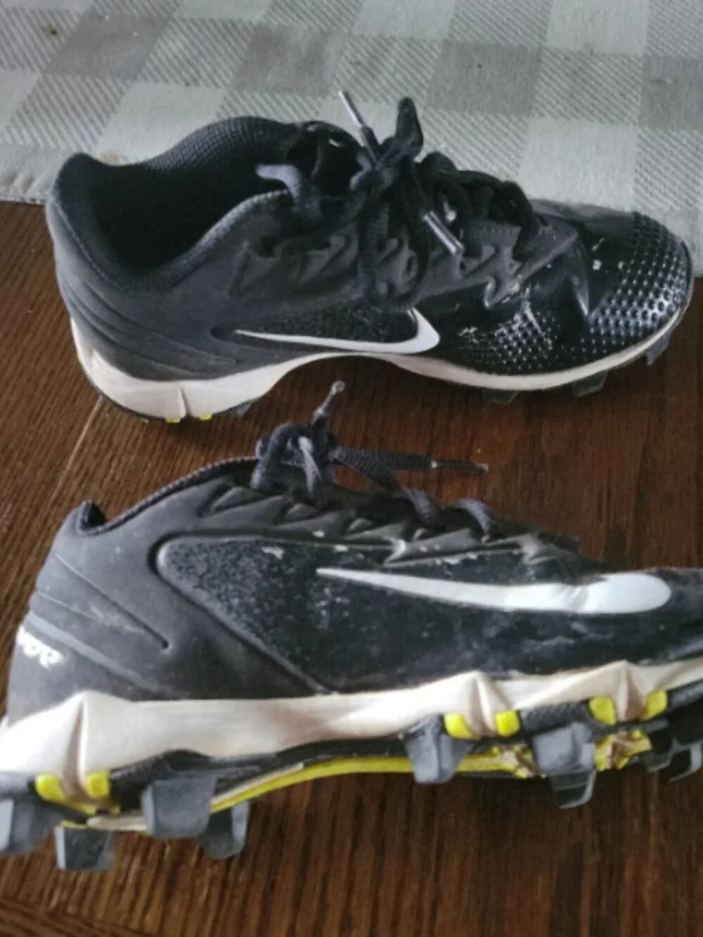 Kids size 1.5 Nike baseball cleats